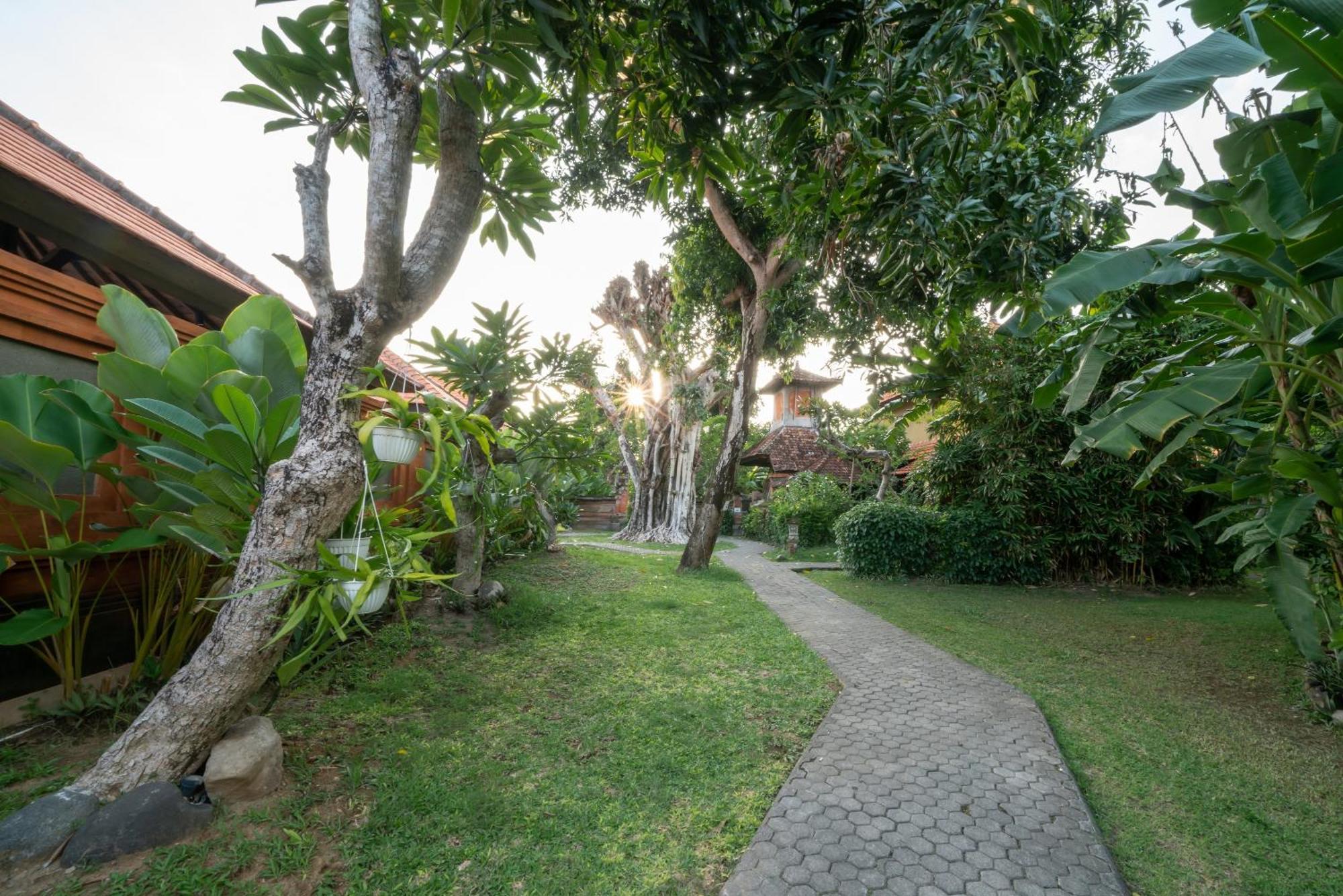 Three Brothers Bungalows & Villas Legian Exterior foto